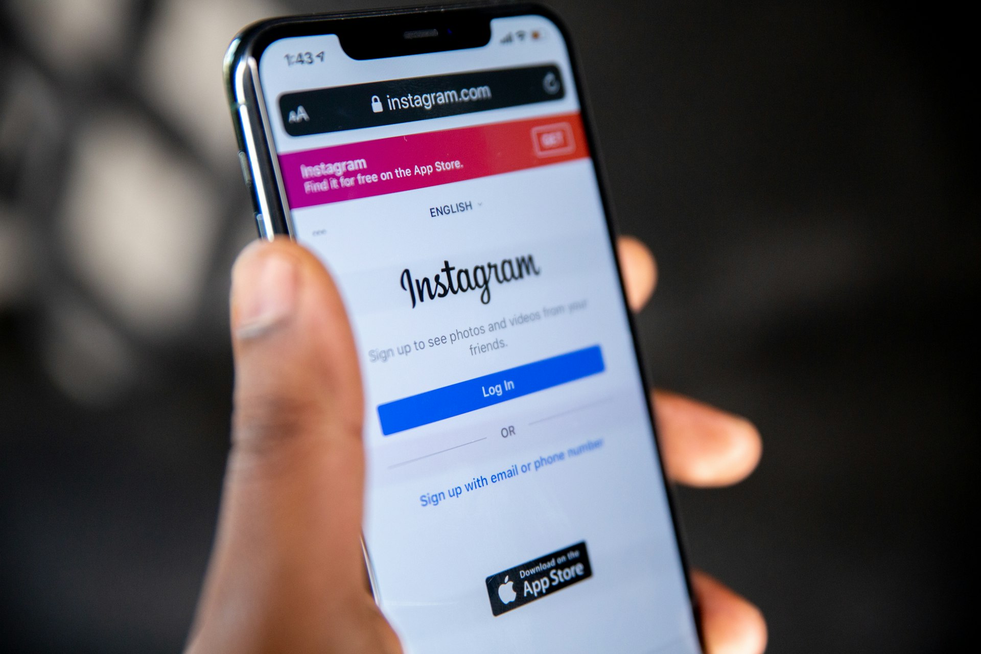 persona sosteniendo un móvil, con redes sociales