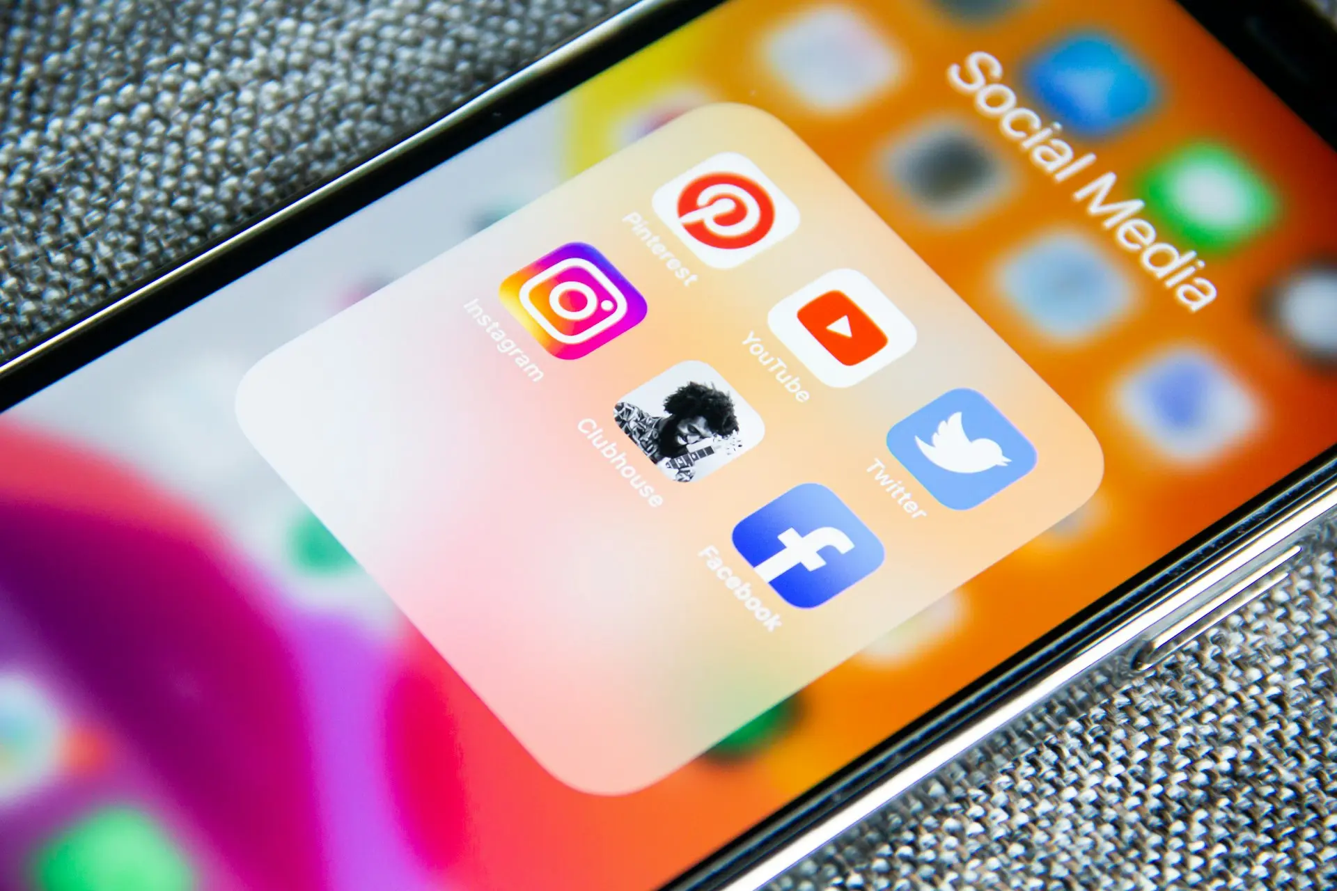 móvil desplegando iconos de apps para redes sociales