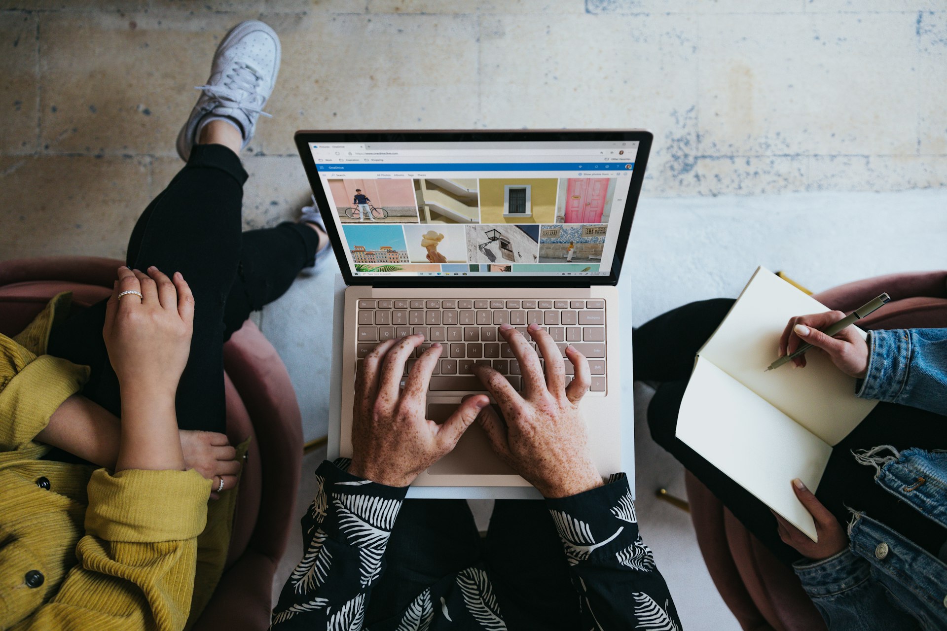 persona trabajando en redes sociales desde su laptop en una reunión